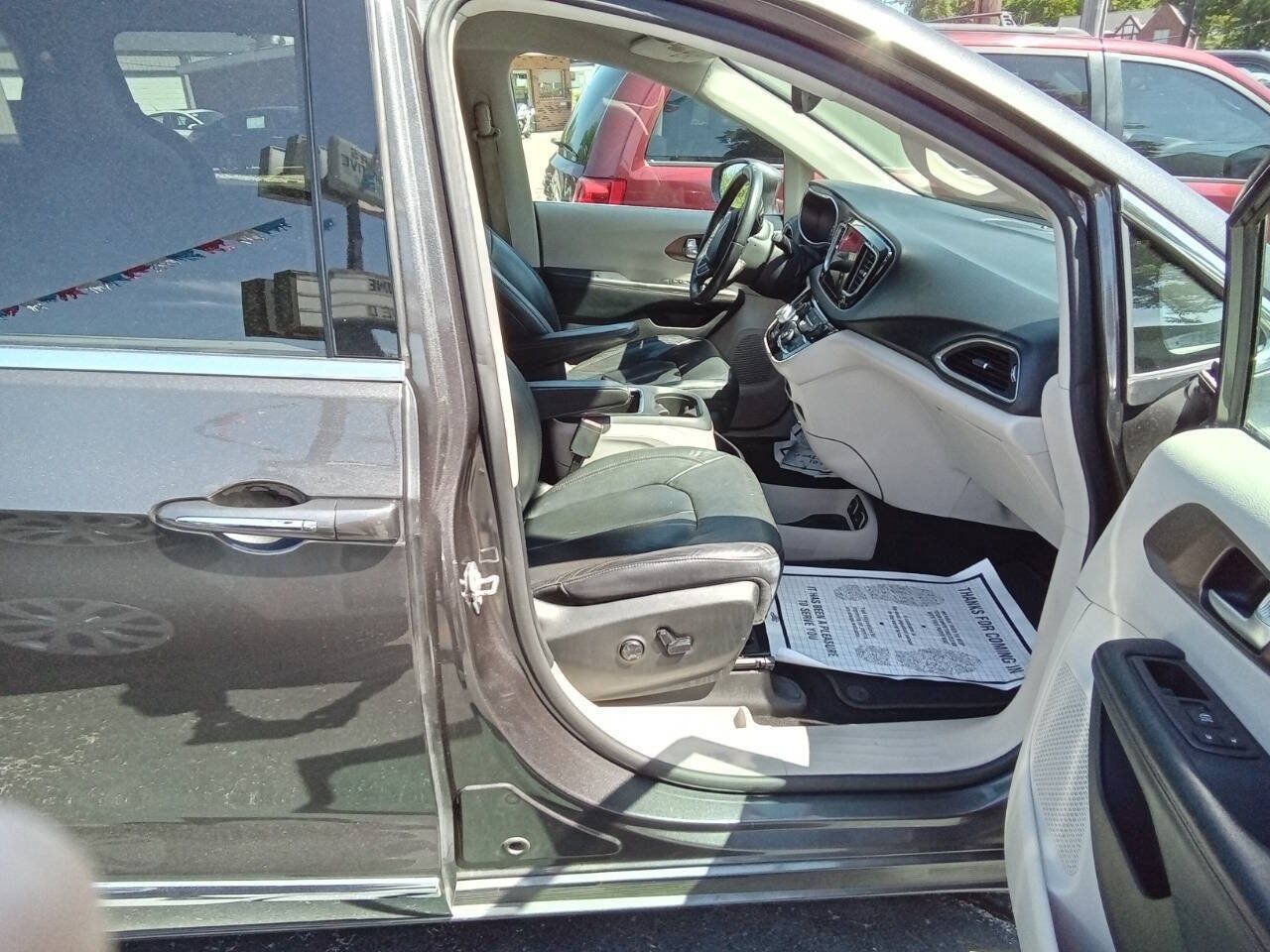Used 2017 Chrysler Pacifica Touring-L Plus FWD image 3