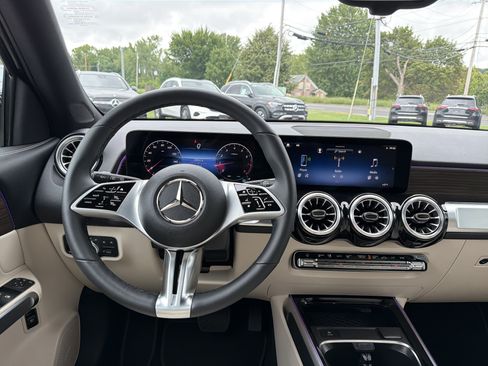 Used 2026 Mercedes-Benz GLB 250 4MATIC image 12