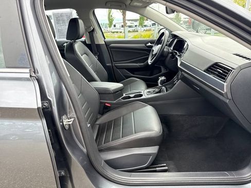 Used 2024 Volkswagen Jetta SE FWD image 9