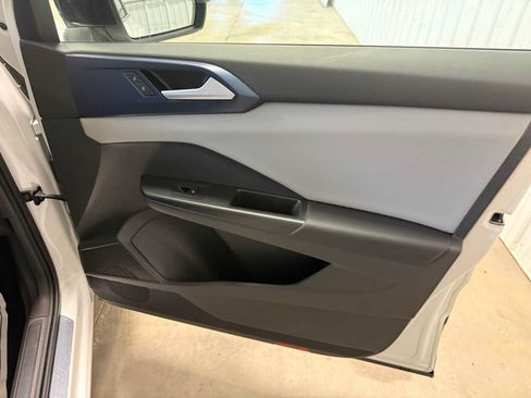 Certified 2023 Volkswagen Taos SE FWD image 28