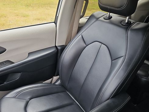 Used 2023 Chrysler Pacifica Touring-L FWD image 36