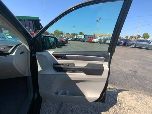 Used 2013 Volkswagen Routan SE image 23