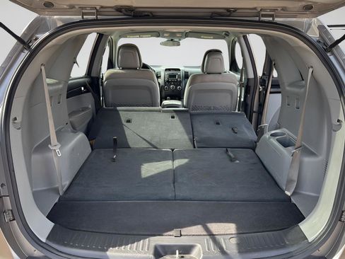 Used 2012 Kia Sorento LX w/ Third Row Pkg image 21