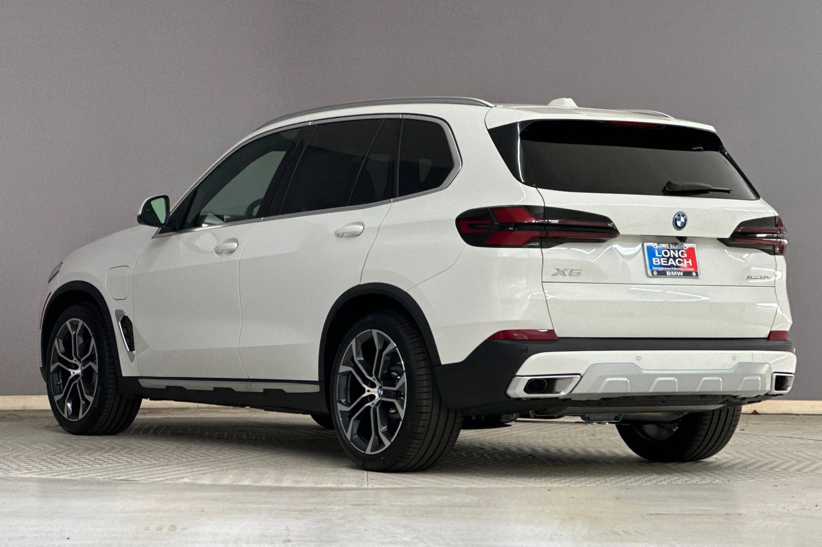 New 2026 BMW X5 xDrive50e w/ Premium Package AWD/4WD image 3