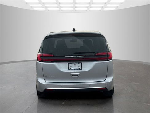 Certified 2024 Chrysler Pacifica Touring-L image 6