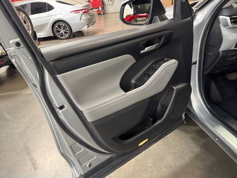 Used 2021 Toyota Highlander XLE FWD image 13