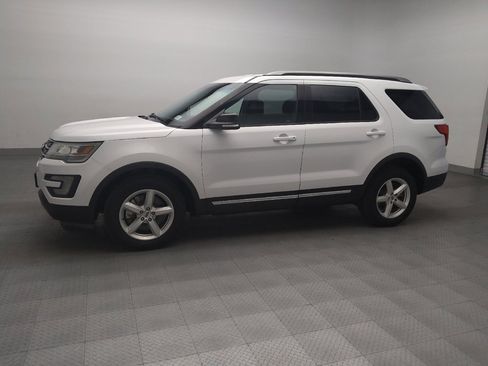 Used 2017 Ford Explorer XLT image 2