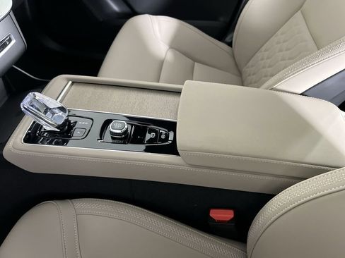 Used 2025 Volvo XC90 B5 Plus image 23