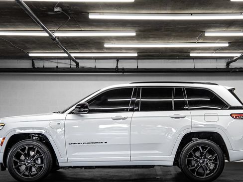 Used 2023 Jeep Grand Cherokee 30th Anniversary AWD/4WD image 2