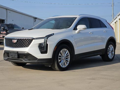 Used 2024 Cadillac XT4 Luxury w/ Cold Weather Package FWD image 3