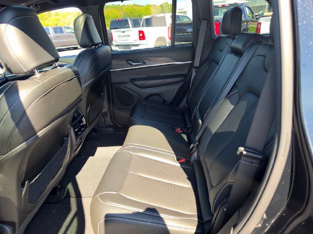 Used 2024 Jeep Grand Cherokee Limited w/ Luxury Tech Group II AWD/4WD image 10
