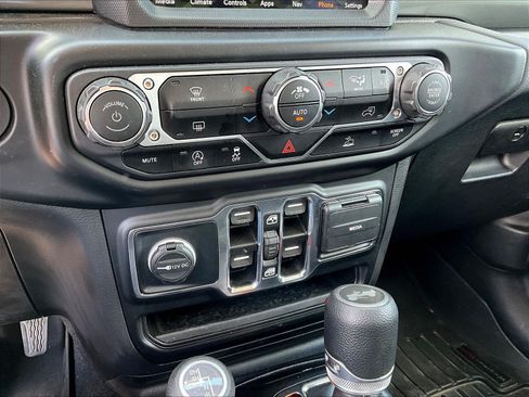 Used 2022 Jeep Wrangler Unlimited Sahara AWD/4WD image 15
