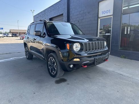 Used 2017 Jeep Renegade Trailhawk AWD/4WD image 2