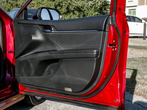 Used 2018 Toyota Camry XLE image 48