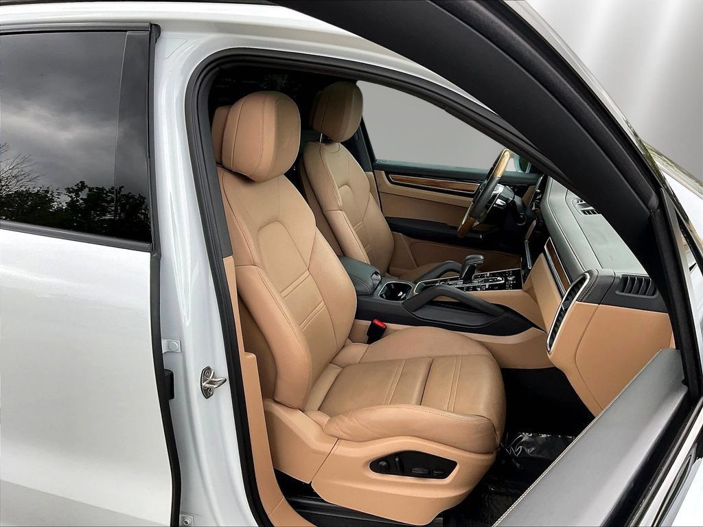 Used 2022 Porsche Cayenne AWD/4WD image 29