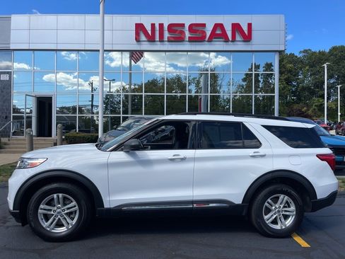 Used 2023 Ford Explorer XLT image 2