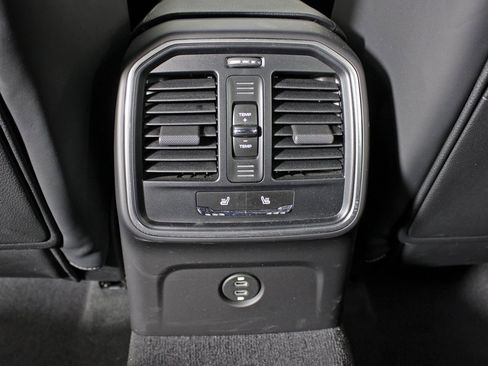 Used 2024 Porsche Macan image 35