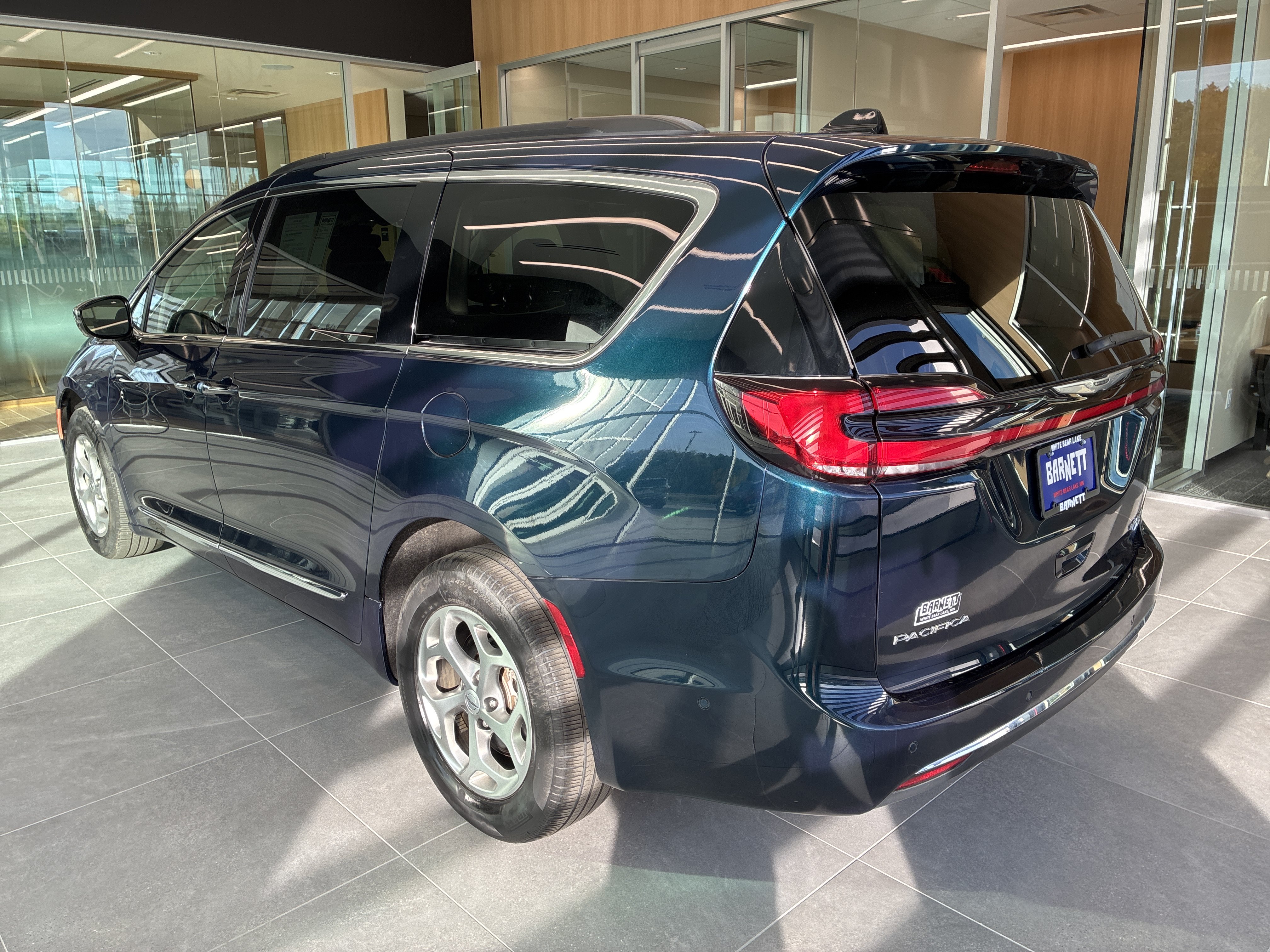 Certified 2023 Chrysler Pacifica Limited w/ Uconnect Theater Family Group AWD/4WD image 6