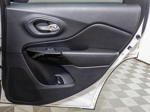 Used 2019 Jeep Cherokee Altitude image 45