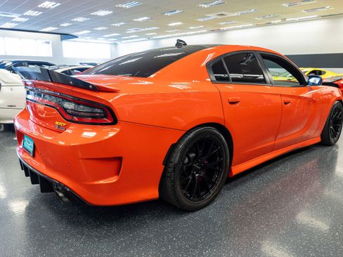Used 2016 Dodge Charger SRT w/ Harman/Kardon Audio Group RWD image 5