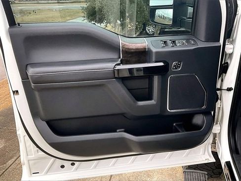 Used 2022 Ford F250 Lariat w/ Black Appearance Package image 17