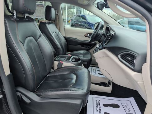 Used 2017 Chrysler Pacifica Touring-L image 20
