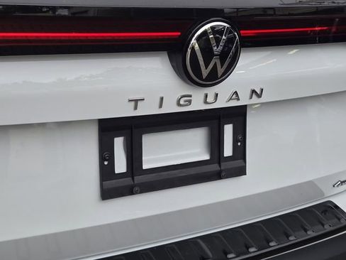 Certified 2025 Volkswagen Tiguan SE image 9