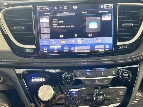 Used 2025 Chrysler Pacifica Limited FWD image 39