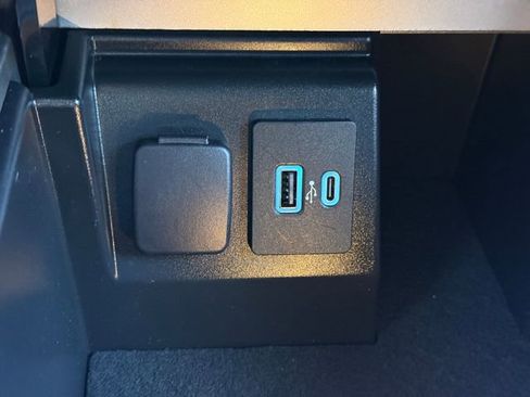 Used 2022 Ford Explorer XLT w/ Equipment Group 202A image 15