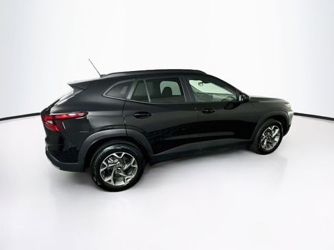 Used 2025 Chevrolet Trax LT w/ LT Convenience Package FWD image 10