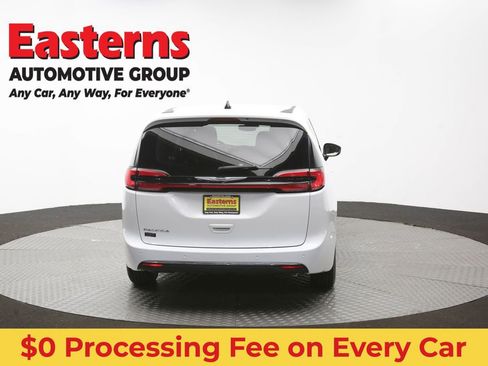 Used 2024 Chrysler Pacifica Touring-L FWD image 39
