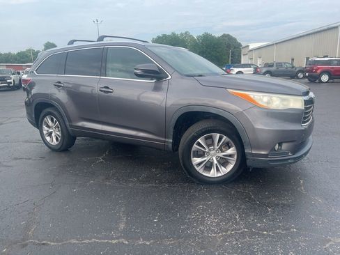 Used 2015 Toyota Highlander XLE FWD image 2