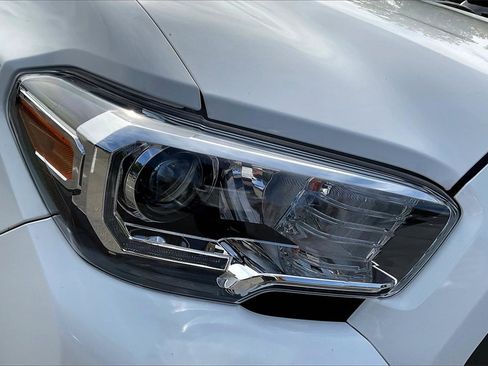 Used 2022 Toyota Tacoma TRD Off-Road image 31