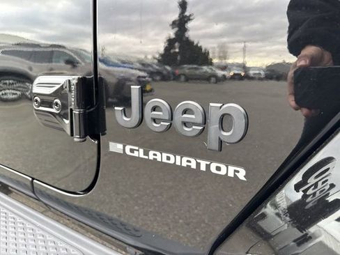 Used 2023 Jeep Gladiator Overland image 12