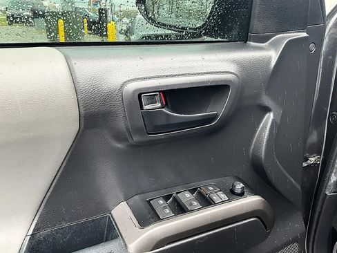 Used 2022 Toyota Tacoma SR5 AWD/4WD image 11