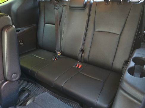 Used 2020 Toyota Highlander XLE image 17