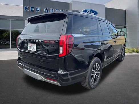 Used 2025 Ford Expedition Platinum image 3