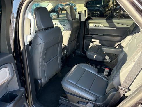 Used 2025 Ford Explorer Active w/ Active Comfort Package image 13