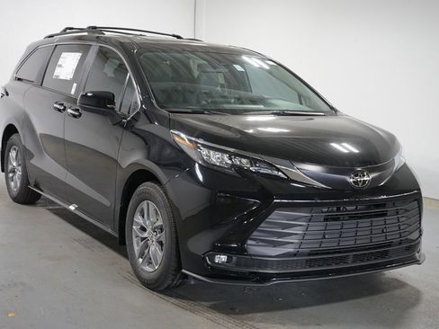 New 2026 Toyota Sienna XLE FWD image 3