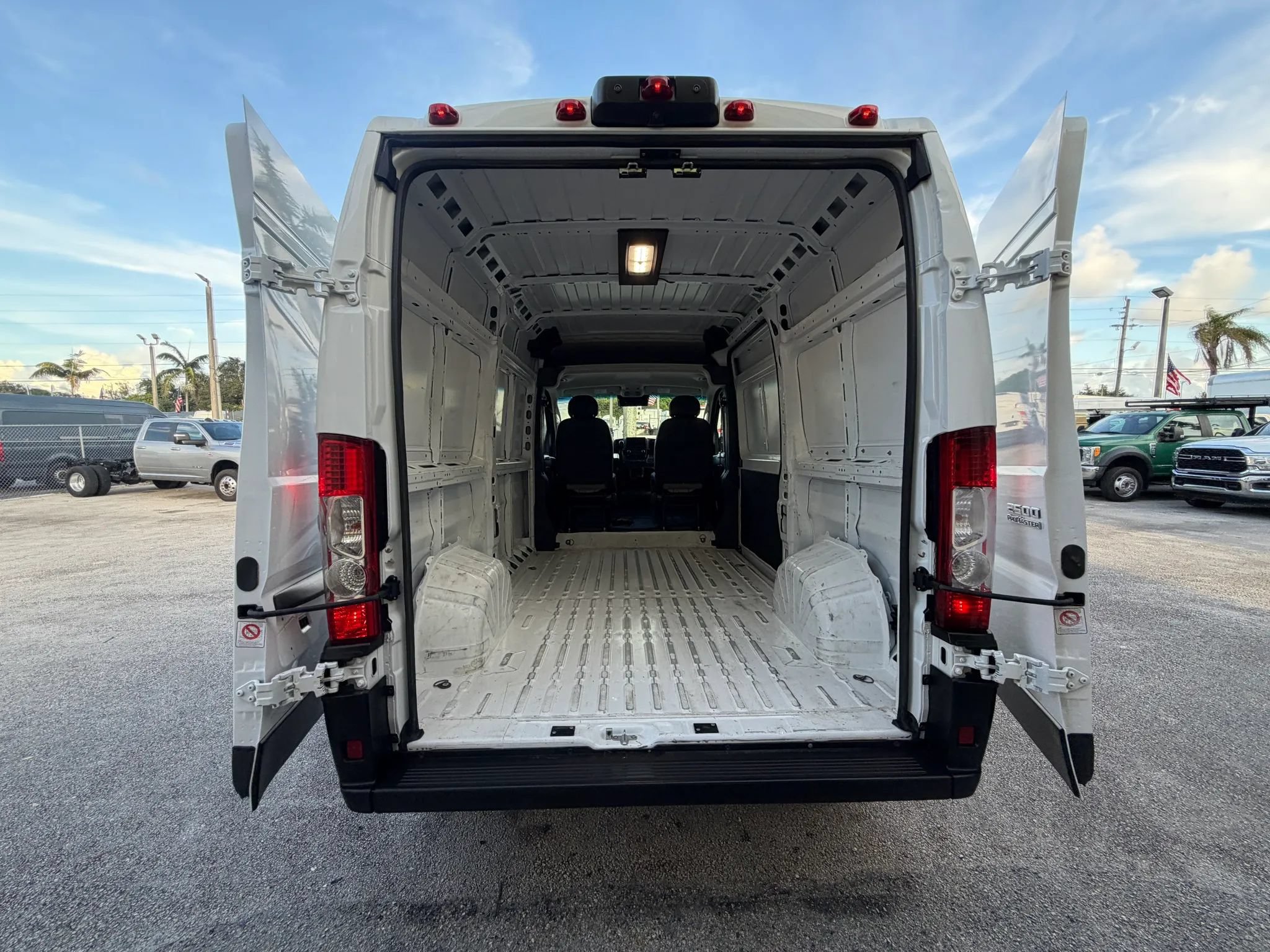 Used 2025 RAM ProMaster 2500 w/ Convenience Group FWD image 5