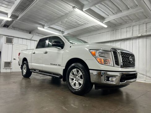 Used 2018 Nissan Titan SV w/ SV Convenience Package image 2
