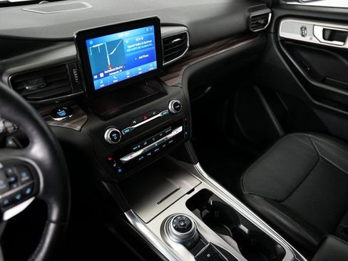 Used 2020 Ford Explorer Limited image 18