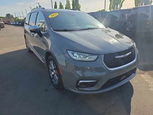Used 2023 Chrysler Pacifica Pinnacle FWD image 7