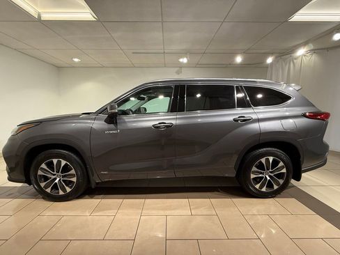 Used 2021 Toyota Highlander XLE AWD/4WD image 2