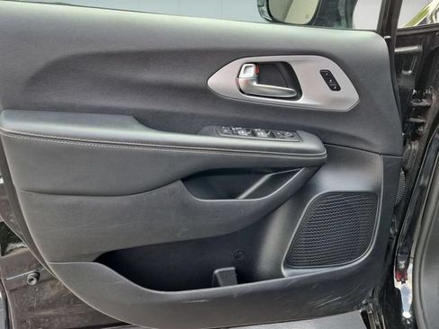 Certified 2025 Chrysler Pacifica Limited FWD image 15