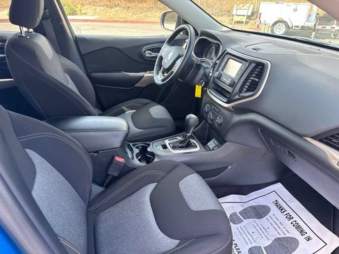 Used 2017 Jeep Cherokee Sport FWD image 5