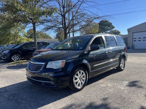 Used 2013 Chrysler Town & Country Touring image 3