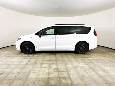 Used 2025 Chrysler Pacifica Premium FWD image 4