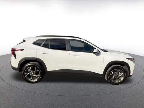 Used 2025 Chevrolet Trax LT w/ LT Convenience Package image 16