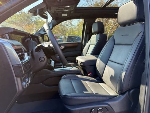 Used 2025 GMC Yukon Denali w/ Sun & Power Step Package image 11